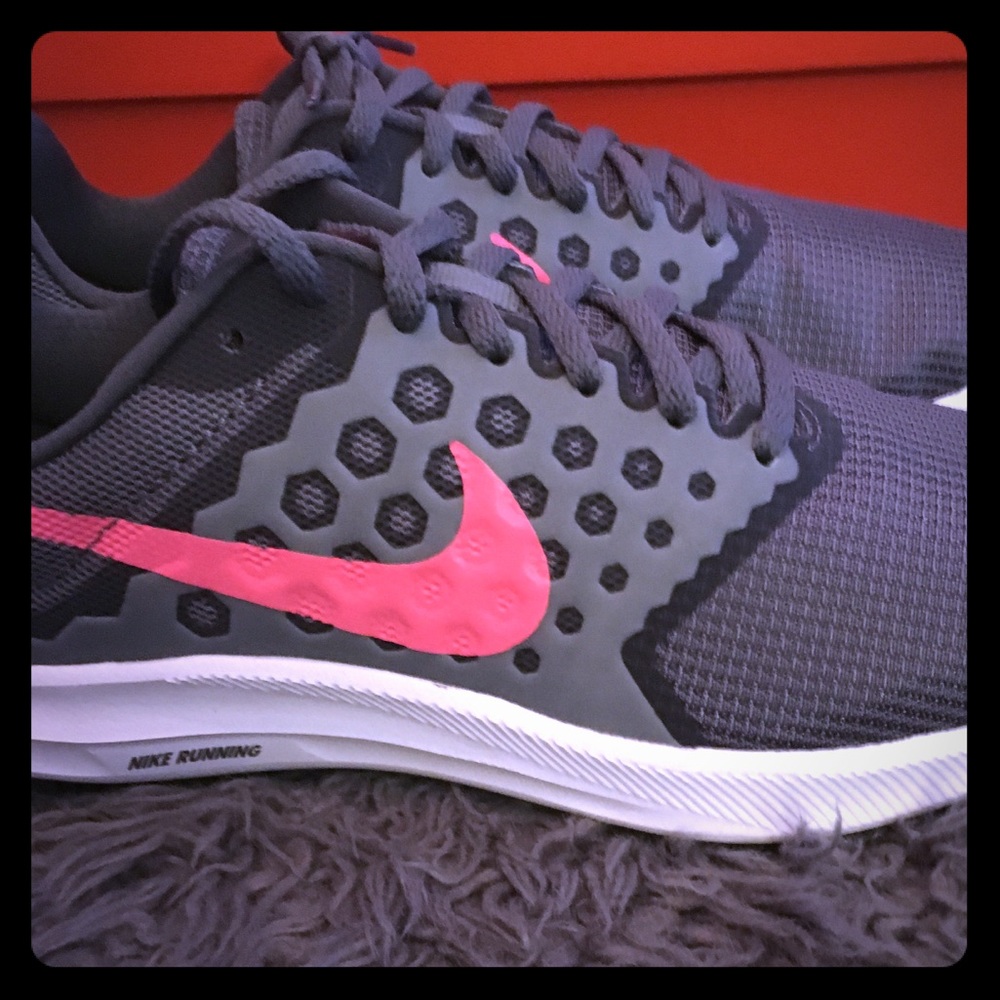 Nike downshifter sneaker size 9 new in box grey